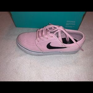 Pink Nike Stefan Janoski’s Size: 4